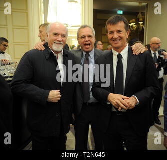 Milano, Premio di giornalismo e nella foto Antonio Ricci saluta Giorgio Gori sindaco di Bergamo e Enrico Mentana Foto Stock