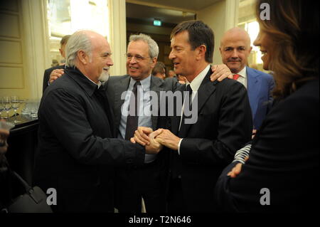 Milano, Premio di giornalismo e nella foto Antonio Ricci saluta Giorgio Gori sindaco di Bergamo e Enrico Mentana Foto Stock