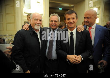 Milano, Premio di giornalismo e nella foto Antonio Ricci saluta Giorgio Gori sindaco di Bergamo e Enrico Mentana Foto Stock