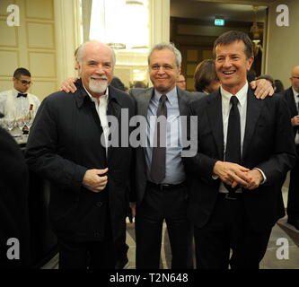 Milano, Premio di giornalismo e nella foto Antonio Ricci saluta Giorgio Gori sindaco di Bergamo e Enrico Mentana Foto Stock