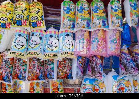 Iwakura, Aichi, Giappone. 3 apr, 2019. Il cotone candy visto venduto durante il Iwakura Cherry Blossom Festival a evidenziare di arco creato da circa 1.400 Cherry Blossom di alberi che sono stati piantati lungo entrambe le rive del fiume Gojo dove fluisce attraverso Iwakura città. Credito: Takahiro Yoshida SOPA/images/ZUMA filo/Alamy Live News Foto Stock