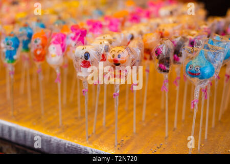 Iwakura, Aichi, Giappone. 3 apr, 2019. Carattere visto caramelle vendute durante il Iwakura Cherry Blossom Festival a evidenziare di arco creato da circa 1.400 Cherry Blossom di alberi che sono stati piantati lungo entrambe le rive del fiume Gojo dove fluisce attraverso Iwakura città. Credito: Takahiro Yoshida SOPA/images/ZUMA filo/Alamy Live News Foto Stock