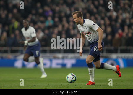 Londra, Regno Unito. 3 apr, 2019. Harry Kane del Tottenham Hotspur riceve in avanti durante il match di Premier League tra Tottenham Hotspur e Crystal Palace a Tottenham Hotspur Stadium il 3 di aprile 2019 a Londra, Inghilterra. (Foto di Paolo Raffety/phcimages.com) Credit: Immagini di PHC/Alamy Live News Foto Stock