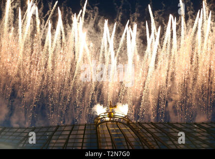 Londra, Regno Unito. 03 apr, 2019. Fuochi d'artificio durante la Premier League inglese tra Tottenham Hotspur e Crystal Palace a Tottenham Hotspur Stadium, London, Regno Unito su 03 Apr 2019 Credit: Azione Foto Sport/Alamy Live News Foto Stock