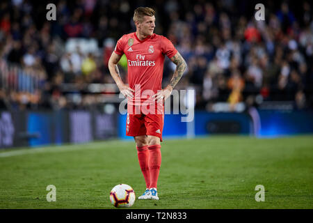 Mestalla stadio, Valencia, Spagna. 3 apr, 2019. La Liga calcio, Valencia contro il Real Madrid; Toni Kroos del Real Madrid guarda sul credito: Azione Plus sport/Alamy Live News Foto Stock