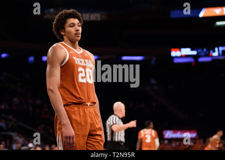 02 aprile 2019: Texas Longhorns avanti Gerico Sims (20) guarda alla semi-finale del torneo NIT di gioco tra il Texas Longhorns ed il TCU cornuto rane al Madison Square Garden di New York, New York. Il Texas Longhorns sconfiggere la TCU cornuto rane 58-44. Credito: Kostas Lymperopoulos/CSM Foto Stock