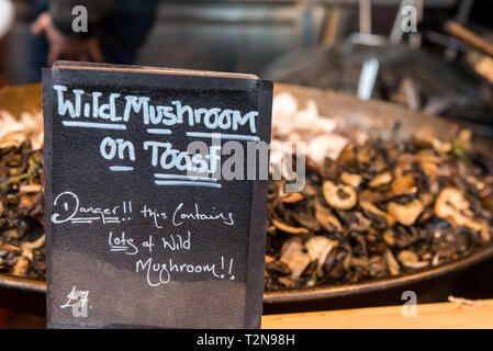 London, Regno Unito - 03 Aprile 2019: Aceto cantiere, un quartiere alla moda di New London street food e vintage mercato vicino alla stazione London Bridge e Shard. Navoni stallo con funghi selvatici sul pane tostato. Credito: Elena Chaykina/Alamy Live News Foto Stock