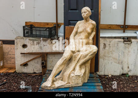 London, Regno Unito - 03 Aprile 2019: Aceto cantiere, un quartiere alla moda di New London street food e vintage mercato vicino alla stazione London Bridge e Shard. Scultura in cantiere. Credito: Elena Chaykina/Alamy Live News Foto Stock