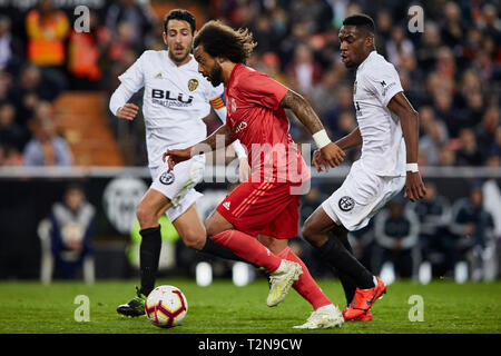 Mestalla stadio, Valencia, Spagna. Xiii Apr, 2019. La Liga calcio, Valencia contro il Real Madrid; Marcelo del Real Madrid trascina in avanti contestata da Dani Parejo e Geoffrey Kondogbia di Valencia CF Credito: Azione Sport Plus/Alamy Live News Foto Stock