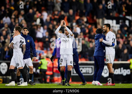 Mestalla stadio, Valencia, Spagna. 3 apr, 2019. La Liga calcio, Valencia contro il Real Madrid Valencia giocatori celebrare la loro vittoria alla fine del credito di gioco: Azione Plus sport/Alamy Live News Foto Stock