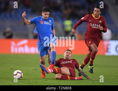 Roma, Italia. 3 apr, 2019. Roma's Aleksandar Kolarov (C) sistema VIES con la Fiorentina Giovanni Simeone durante un campionato italiano di una partita di calcio tra Roma e Fiorentina in Roma, Italia, Aprile 3, 2019. Credito: Alberto Lingria/Xinhua/Alamy Live News Foto Stock