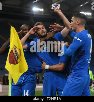 Roma, Italia. 3 apr, 2019. La Fiorentina di Pezzella tedesco (2 L) celebra il suo obiettivo durante un campionato italiano di una partita di calcio tra Roma e Fiorentina in Roma, Italia, Aprile 3, 2019. Credito: Alberto Lingria/Xinhua/Alamy Live News Foto Stock