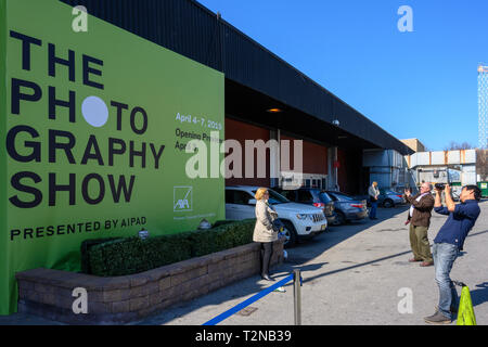 New York, Stati Uniti d'America. 7 apr, 2019. Persone fotografare l'ingresso alla mostra fotografica presentata da DIPAD (Associazione di fotografia internazionale di commercianti d'Arte) durante la fase di apertura l'anteprima. La mostra si svolge nella città di New York dal 4 Aprile al 7. Credito: Enrique Shore/Alamy Live News Foto Stock