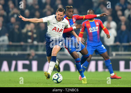 Londra, Regno Unito. 3 Aprile, 2019. Tottenham defender Jan Vertonghen tiene fuori una sfida da Crystal Palace in avanti Wilfried Zaha durante il match di Premier League tra Tottenham Hotspur e Crystal Palace a Tottenham Hotspur Stadium, Londra Mercoledì 3 aprile 2019. (Credit: Jon Bromley | MI News) solo uso editoriale, è richiesta una licenza per uso commerciale. Nessun uso in scommesse, giochi o un singolo giocatore/club/league pubblicazioni. La fotografia può essere utilizzata solo per il giornale e/o rivista scopi editoriali. Credito: MI News & Sport /Alamy Live News Foto Stock