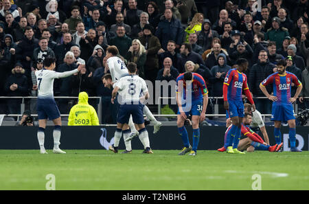 Londra, Regno Unito. 3 apr, 2019. Tottenham Hotspur i giocatori di celebrare durante il match di Premier League tra Tottenham Hotspur e Crystal Palace a Tottenham Hotspur Stadium a Londra, in Gran Bretagna il 3 aprile 2019. Tottenham Hotspur ha vinto 2-0. Credito: Han Yan/Xinhua/Alamy Live News Foto Stock