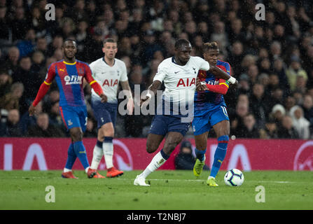 Londra, Regno Unito. 3 apr, 2019. Tottenham Hotspur's Moussa Sissoko (seconda R) vies con Crystal Palace di Wilfried Zaha (1R) durante il match di Premier League tra Tottenham Hotspur e Crystal Palace a Tottenham Hotspur Stadium a Londra, in Gran Bretagna il 3 aprile 2019. Tottenham Hotspur ha vinto 2-0. Credito: Han Yan/Xinhua/Alamy Live News Foto Stock