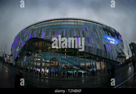 Londra, Regno Unito. 3 apr, 2019. Foto scattata il 3 aprile 2019 mostra la parte esterna del Tottenham Hotspur Stadium in vista del match di Premier League tra Tottenham Hotspur e Crystal Palace a Londra, Gran Bretagna. Tottenham Hotspur ha vinto 2-0. Credito: Han Yan/Xinhua/Alamy Live News Foto Stock