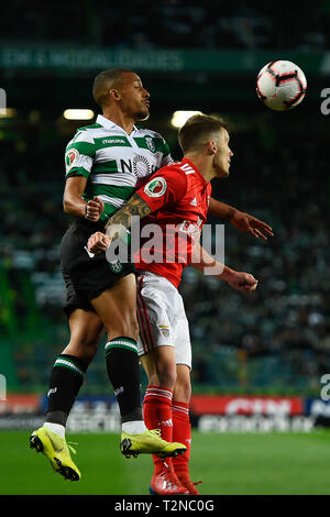 Lisbona, Portogallo. 03 apr, 2019. Bruno Gaspar (L), sportive defender e Álex Grimbaldo (R), Benfica defender, lotta per la palla in aria durante il secondo turno di calcio portoghese semi finali di Coppa contro il Benfica. Sporting ha vinto 1-0 contro il Benfica dopo aver perso il primo round 1-2 in Benfica Stadium. Con questo risultato Sporting è in portoghese la finale della Coppa del mondo, che si troverà di fronte a Porto. Credito: SOPA Immagini limitata/Alamy Live News Foto Stock