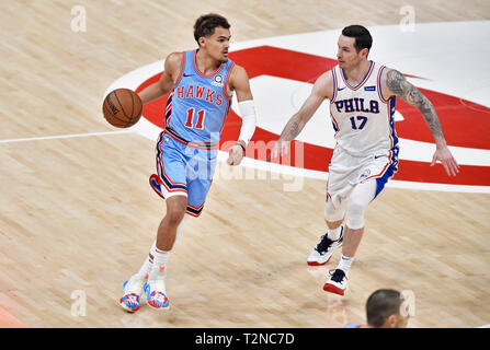 Atlanta, GA, Stati Uniti d'America. 3 apr, 2019. Atlanta Hawks guard trae i giovani (11) corre passato Philadelphia 76ers guard JJ Redick (17) durante il terzo trimestre di un basket della NBA Game al membro Agriturismo Arena di Atlanta, GA. Austin McAfee/CSM/Alamy Live News Foto Stock