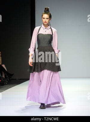 Lubiana, Slovenia. 3 apr, 2019. Un modello presenta una creazione del designer croato Andrea Anic durante il Lubiana della settimana della moda a Ljubljana, Slovenia, il 3 aprile 2019. Il Lubiana Fashion Week, tenuto ogni due anni in primavera e in autunno, presenta le ultime collezioni da sloveni e stranieri i designer di moda. Credito: Matic Stojs Lomovsek/Xinhua/Alamy Live News Foto Stock