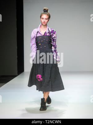 Lubiana, Slovenia. 3 apr, 2019. Un modello presenta una creazione del designer croato Andrea Anic durante il Lubiana della settimana della moda a Ljubljana, Slovenia, il 3 aprile 2019. Il Lubiana Fashion Week, tenuto ogni due anni in primavera e in autunno, presenta le ultime collezioni da sloveni e stranieri i designer di moda. Credito: Matic Stojs Lomovsek/Xinhua/Alamy Live News Foto Stock