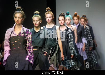 Lubiana, Slovenia. 3 apr, 2019. I modelli presenti creazioni del designer croato Andrea Anic durante il Lubiana della settimana della moda a Ljubljana, Slovenia, il 3 aprile 2019. Il Lubiana Fashion Week, tenuto ogni due anni in primavera e in autunno, presenta le ultime collezioni da sloveni e stranieri i designer di moda. Credito: Matic Stojs Lomovsek/Xinhua/Alamy Live News Foto Stock