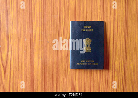 Passaporto indiano libro sul tavolo di legno del pavimento in legno. Close up. Viaggi turismo e vacanze Concetto di vacanza. Mockup. Top high angel oggetto vista con cl Foto Stock