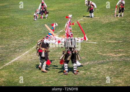 VARVARA, Bulgaria - 24 Marzo 2019: momento dal Festival Nazionale Derviscio Varvara presenta le tradizioni del bulgaro Kuker giochi. Gli artisti interpreti o esecutori presente il Foto Stock