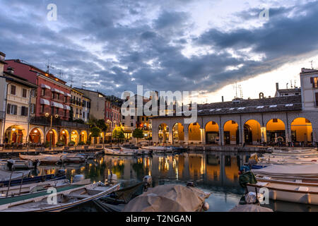 Tramonto sul porto turistico sul Lago di Garda a Desenzano, Italia Foto Stock