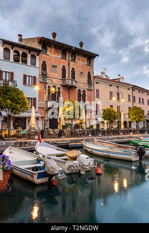 Tramonto sul porto turistico sul Lago di Garda a Desenzano, Italia Foto Stock