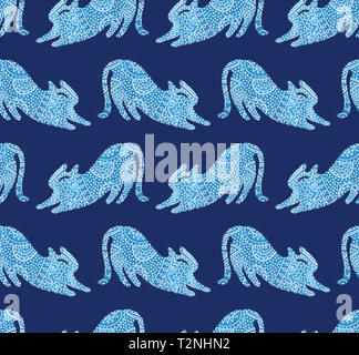 Paisley gatti seamless pattern in nordic design stile riccamente ornato blu gatti facendo stretching cat yoga con elementi floreali in moderno stile scandinavo rustico st Foto Stock