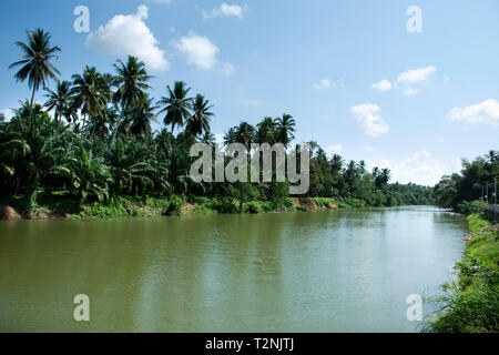 Vista del paesaggio e per il movimento che scorre acqua di fiume Sawi a Sawi del distretto di Chumphon Thailandia, in corrispondenza della parte anteriore del Wat Phra That sawi tempio Foto Stock