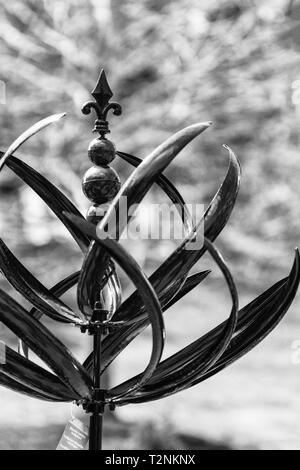 Un giardino whirligig ornamento è in vendita presso il garden shop on Biltmore Estate in Asheville, NC, Stati Uniti d'America Foto Stock