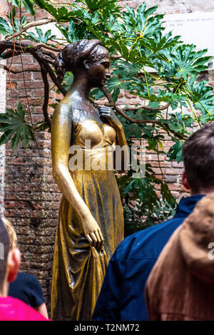 Le persone che visitano la statua di Giulietta e il balcone di Giulietta a Verona Italia Foto Stock