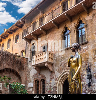 Collage di foto, la statua in bronzo di Giulietta e Romeo & Giulietta balcone, Verona Italia Foto Stock