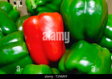 Peperoni o peperoni impilati per la vendita al dettaglio in un mercato Foto Stock