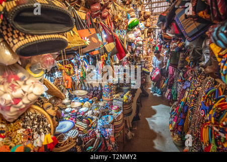 Negozio di curiosita', Kimironko mercato , di Kigali in Ruanda Foto Stock