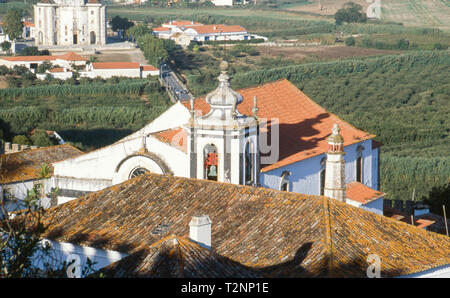 Capela de Sao Martinho Largo de Sao Pedro con la Chiesa del Santuario de Senhor da Pedra in background Obidos Estremadura Portogallo Foto Stock