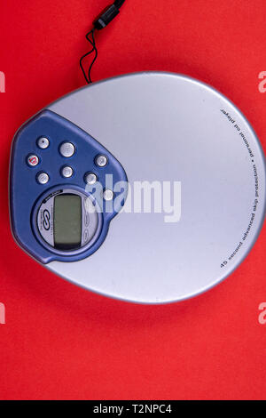 Discman retrò chiuso round su sfondo rosso Foto Stock