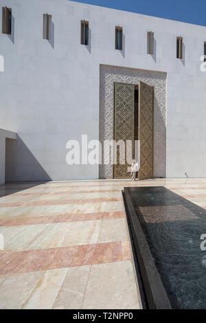 Ingresso alla sala da preghiera, Msheireb Jumaa moschea, Doha, Qatar Foto Stock