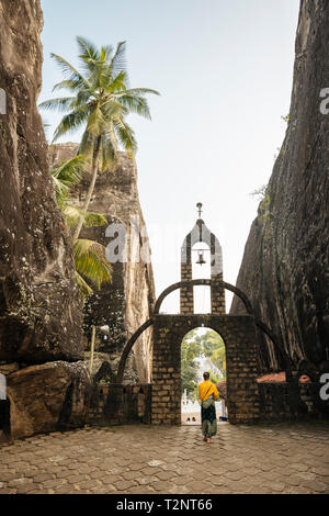 Persona presso Aluviharaya Rock tempio nella grotta, provincia centrale, Sri Lanka Foto Stock