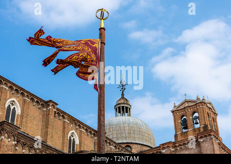 La bandiera tradizionale della Regione Veneto con il leone alato, Venezia, Italia Foto Stock