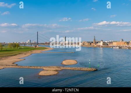 Düsseldorf e il fiume Reno in Germania il giorno di primavera Foto Stock