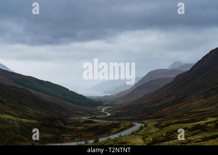 Paesaggio di montagna con avvolgimento strada rurale, Achnasheen, Highlands scozzesi, Scozia Foto Stock