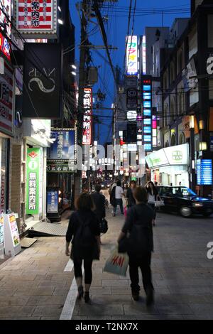 OSAKA, Giappone - 25 Aprile 2012: gli acquirenti di passeggiata in area Namba di Osaka, in Giappone. Osaka in Giappone è il terzo più grande città da una popolazione di 18 milioni di persone l Foto Stock