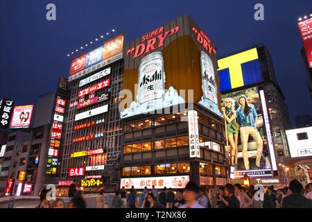 OSAKA, Giappone - 25 Aprile 2012: Shoppers visita area Shinsaibashi di Osaka, in Giappone. Osaka in Giappone è il terzo più grande città dalla popolazione con 18 milioni peopl Foto Stock