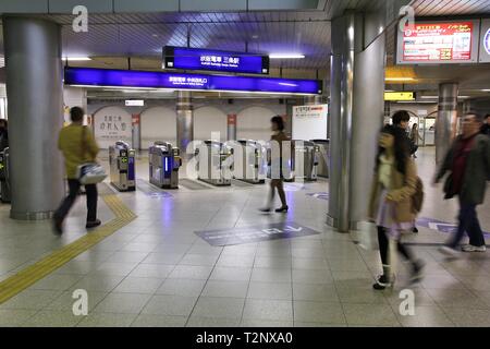 KYOTO, Giappone - 14 Aprile 2012: persone immettere Keihan Stazione ferroviaria a Kyoto, in Giappone. Keihan Railway Company è stata fondata nel 1949 ed è tra i più trafficati in Foto Stock