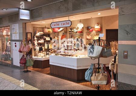 HIROSHIMA, Giappone - 21 Aprile 2012: Cache cache archivio borsetta in Hiroshima. La CC è una parte del Groupe Beaumanoir gruppo che ha più di 2.500 negozi in Foto Stock