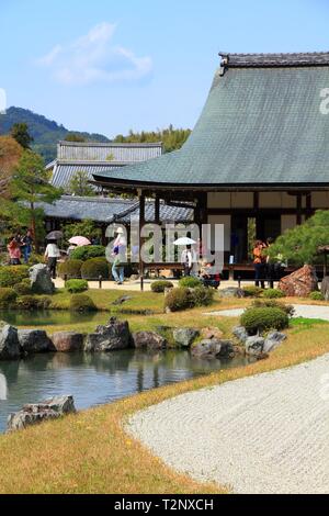 KYOTO, Giappone - 17 Aprile 2012: la gente visita Tenryuji tempio di Arashiyama, Kyoto, Giappone. Arashiyama è un nazionale-luogo designato di bellezza scenica Foto Stock