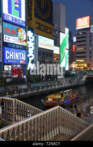 OSAKA, Giappone - 25 Aprile 2012: la gente visita area Dotonbori di Osaka, in Giappone. Osaka in Giappone è il terzo più grande città da una popolazione di 18 milioni di persone liv Foto Stock